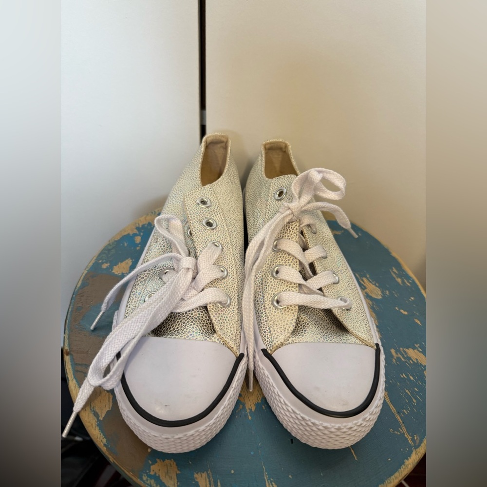 New airwalk Gold Sneakers

Size 6 1/2. New without box.   Gold shimmer.